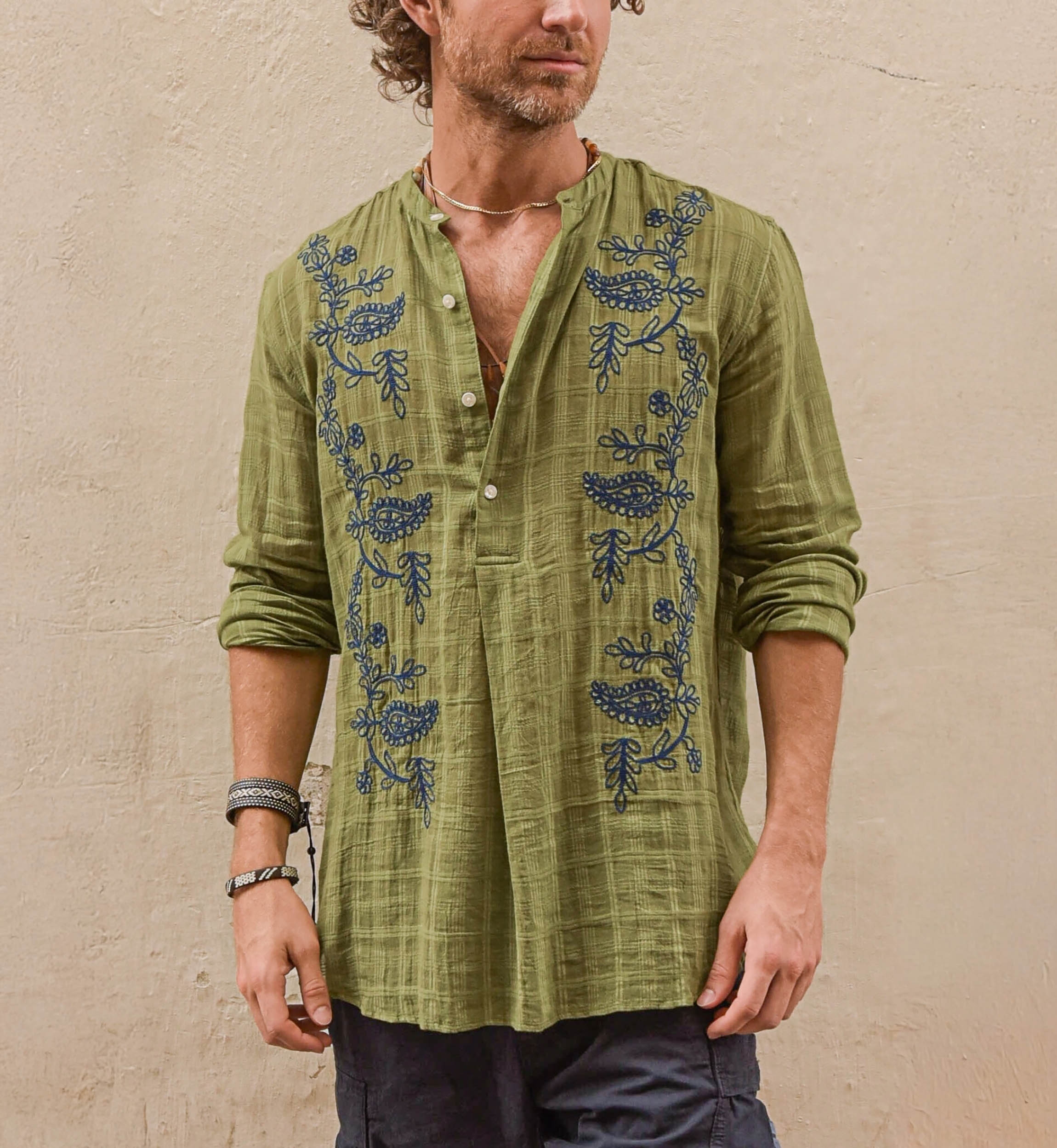 Camisa Cocora – caqui – bordados azuis – mangas compridas – tecido fluido – coleção Shay – Miss June Paris – 3