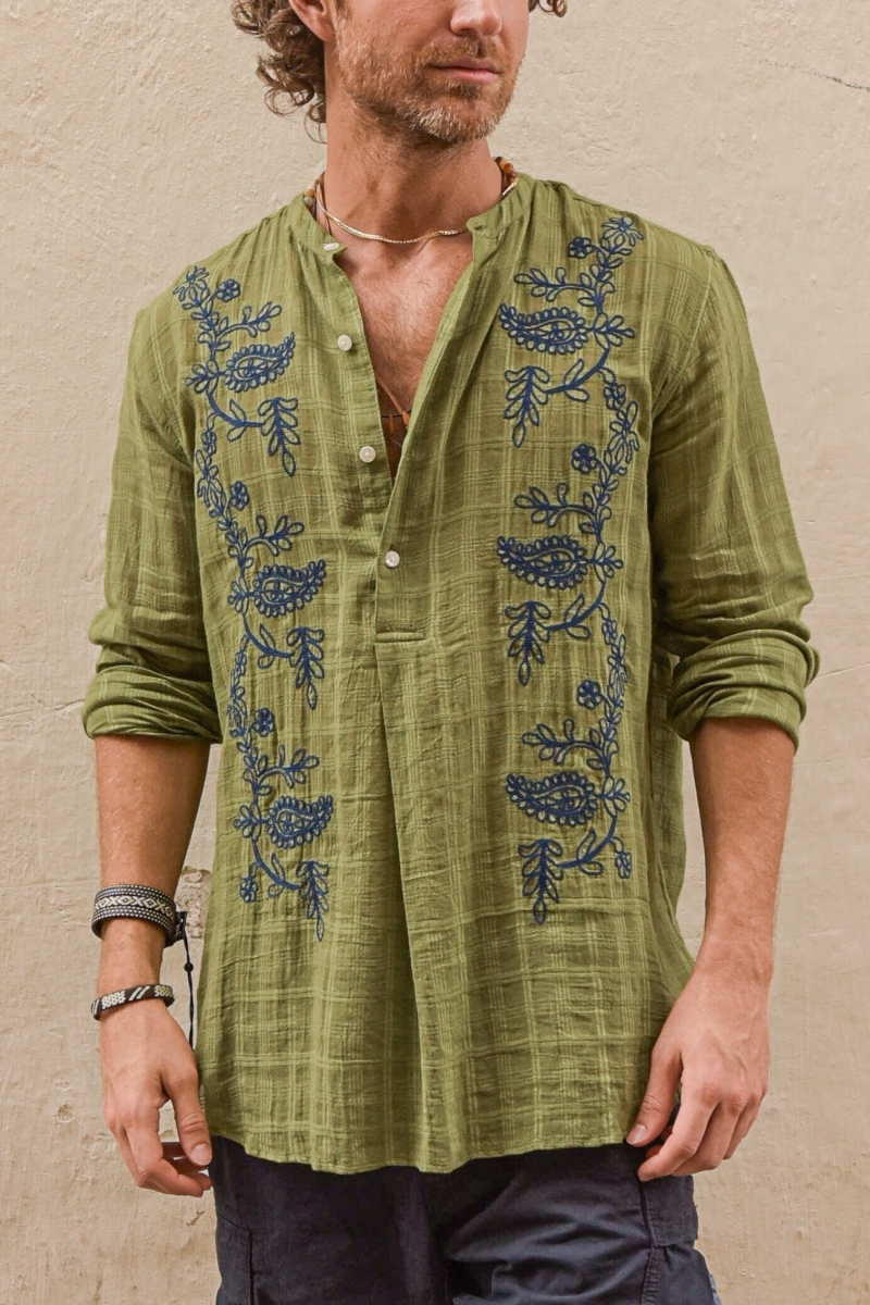 Camisa Cocora – caqui – bordados azuis – mangas compridas – tecido fluido – coleção Shay – Miss June Paris – 3