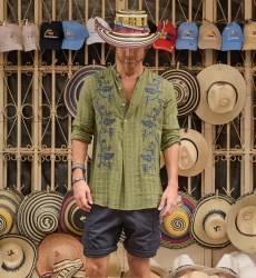 Camisa Cocora – caqui – bordados azuis – mangas compridas – tecido fluido – coleção Shay – Miss June Paris – 5