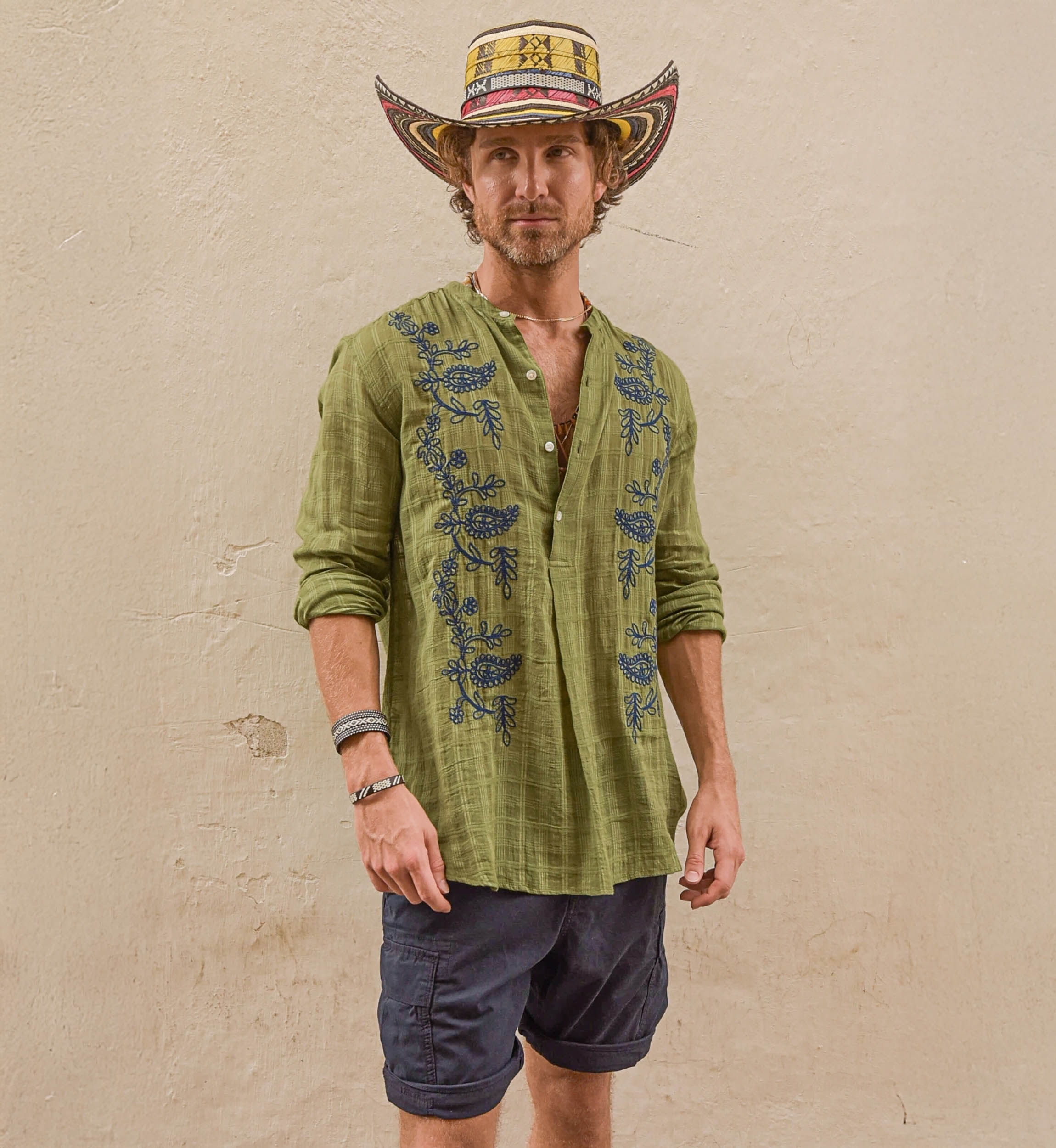 Camisa Cocora – caqui – bordados azuis – mangas compridas – tecido fluido – coleção Shay – Miss June Paris – 1