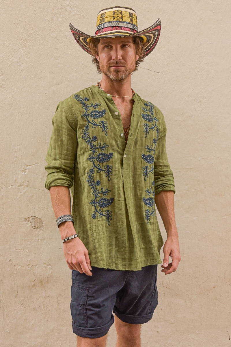 Camisa Cocora – caqui – bordados azuis – mangas compridas – tecido fluido – coleção Shay – Miss June Paris – 1