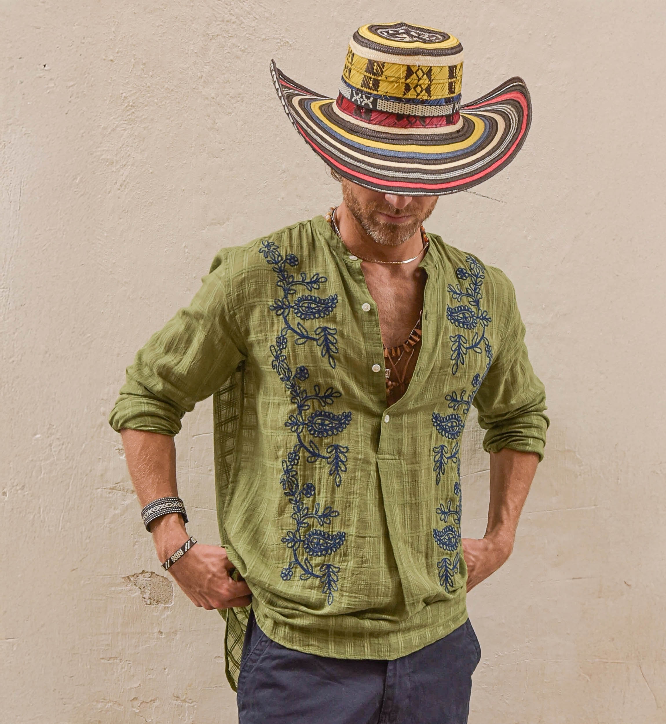 Camisa Cocora – caqui – bordados azuis – mangas compridas – tecido fluido – coleção Shay – Miss June Paris – 2