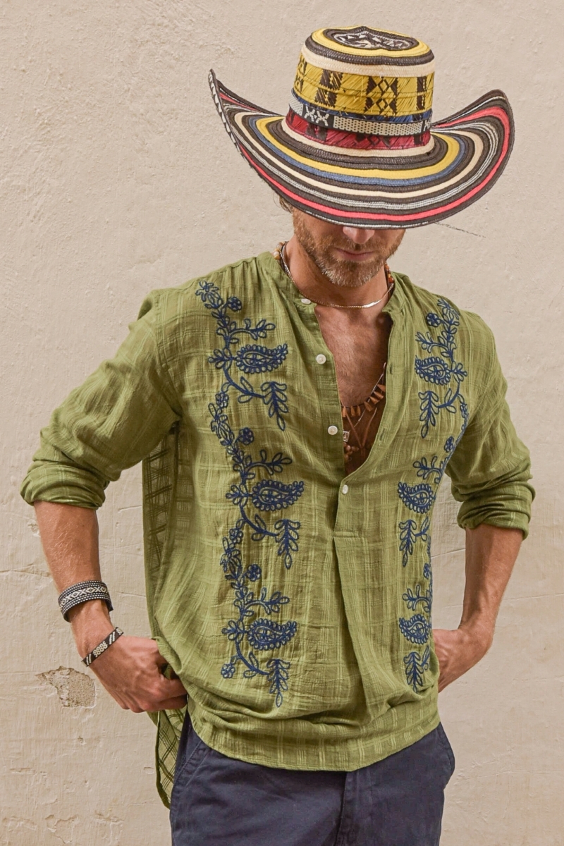 Camisa Cocora – caqui – bordados azules – mangas largas – tejido fluido – colección Shay – Miss June Paris – 2