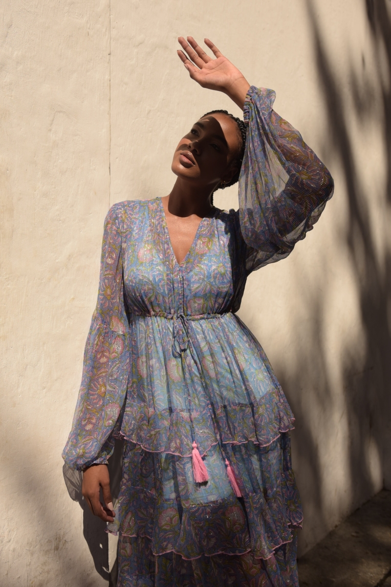 Vestido Longo Emilia: azul - babados delicados - corte fluido - lurex prateado - padrões sutis - Miss June Paris - 3