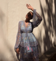 Vestido Longo Emilia: azul - babados delicados - corte fluido - lurex prateado - padrões sutis - Miss June Paris - 3