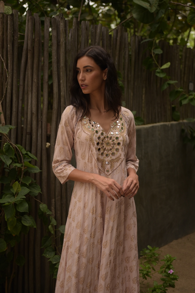 Vestido Longo Andrea: rosa - peitoral decorado - detalhes dourados - mangas três quartos - Miss June Paris - 4