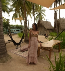 Vestuário Longo Belen: rosa - parte superior em crochê - alças finas - detalhes dourados - Miss June Paris - 3