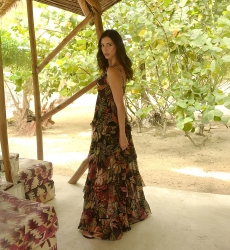 Vestido Longo Floriana: preto - estampa tropical - alças - babados fluidos - Miss June Paris - 4