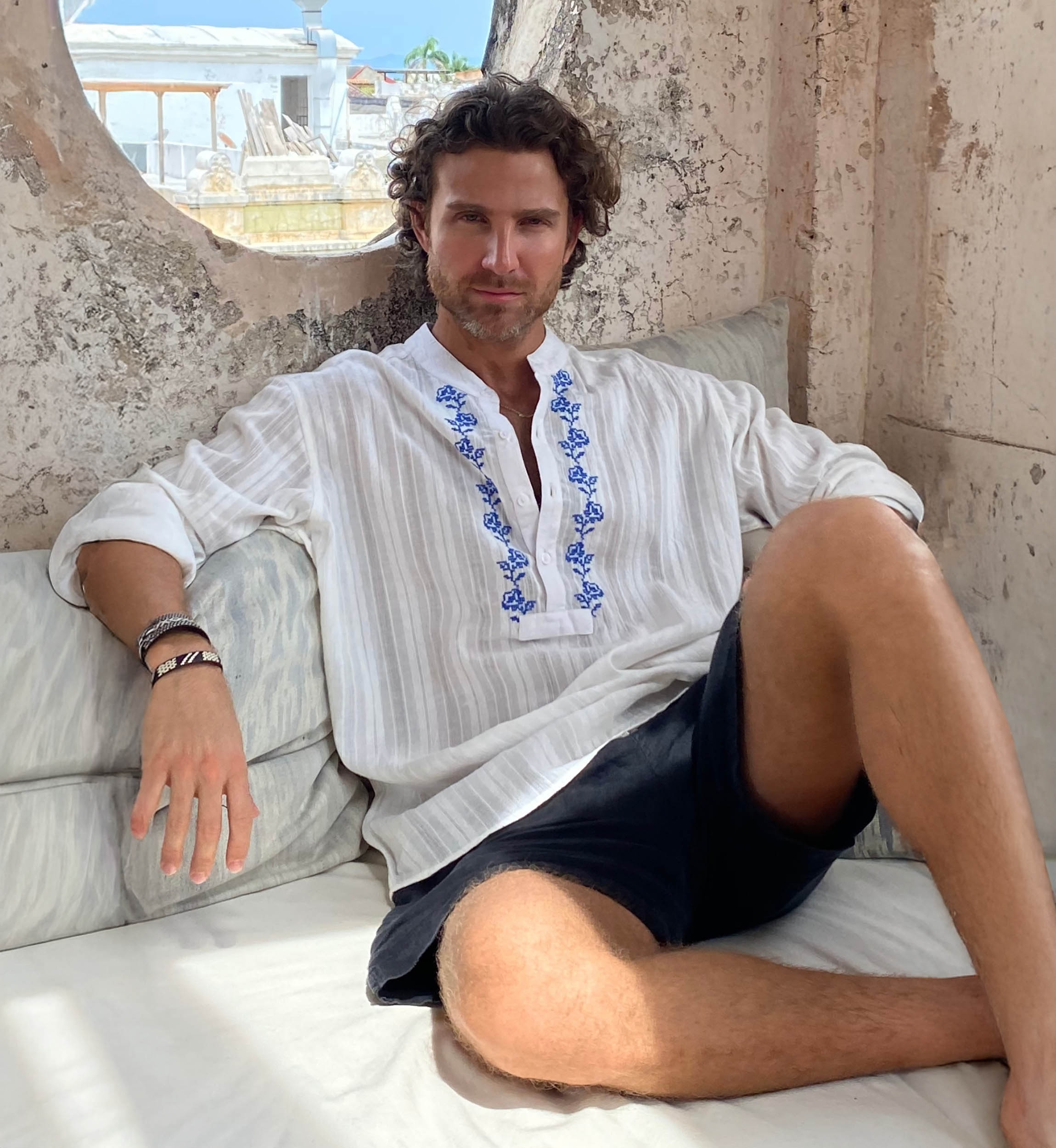 Camisa Jerico – versión blanca con bordados azules – mangas largas – colección Shay – Miss June Paris – 1