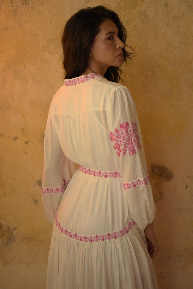 Vestido longo Katerina - branco - adornado com bordado rosa - cinto bordado - botões prateados - Miss June Paris - 4