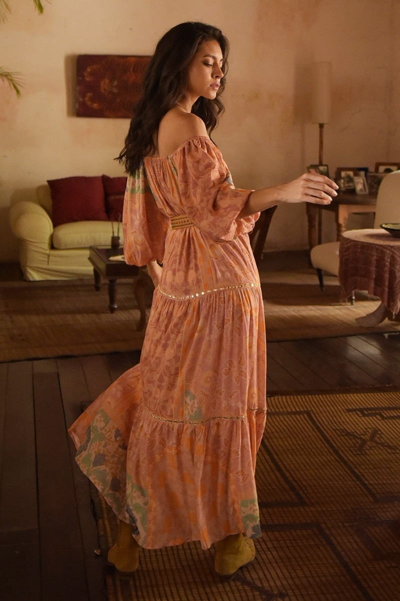 Vestido longo Martina - pêssego - estampa floral - mangas bufantes - cinto - ombros descobertos - Miss June Paris - 4