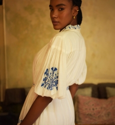 Vestido curto Alessia - branco - com bordado azul - cinto bordado - botões prateados - Miss June Paris - 4