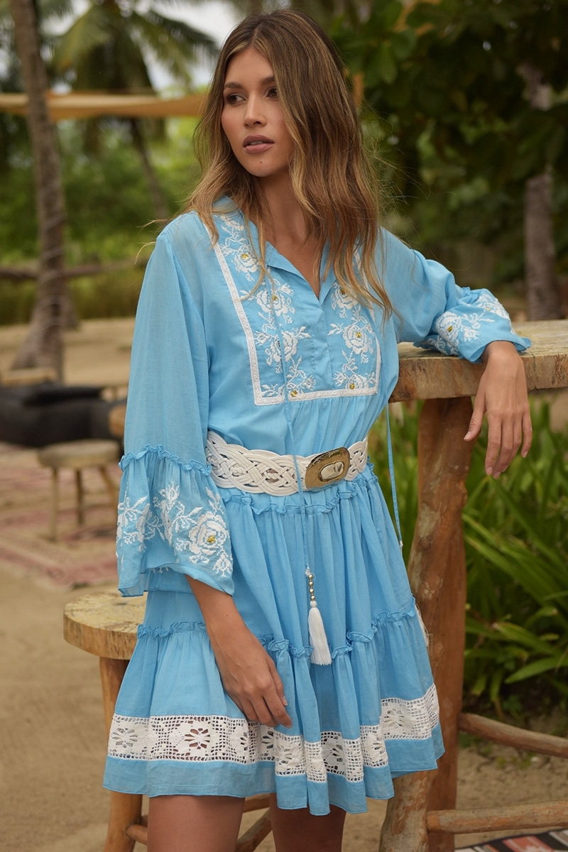 Vestido curto Cecilia - azul com bordado branco - renda delicada - textura refinada - Miss June Paris - 4
