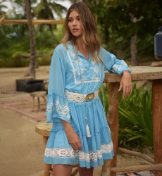 Vestido curto Cecilia - azul com bordado branco - renda delicada - textura refinada - Miss June Paris - 4