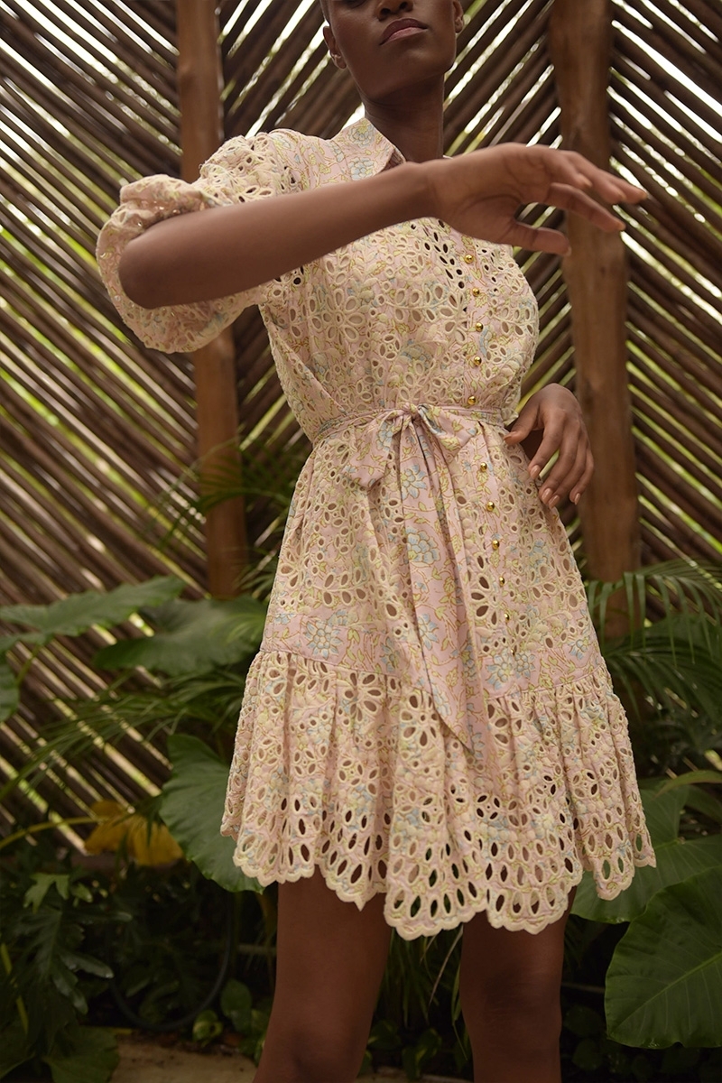 Vestido curto Teodora - bordado rosa - estampa floral - mangas 3/4 bufantes - cinto combinando - Miss June Paris - 3