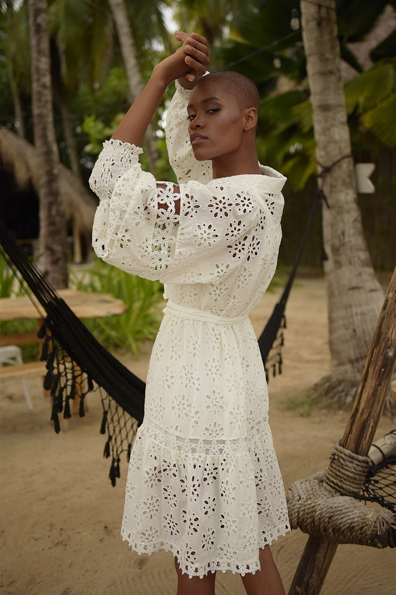Vestido curto Oriana - branco - mangas longas - punhos com bainha - bordado delicado - Miss June Paris - 4