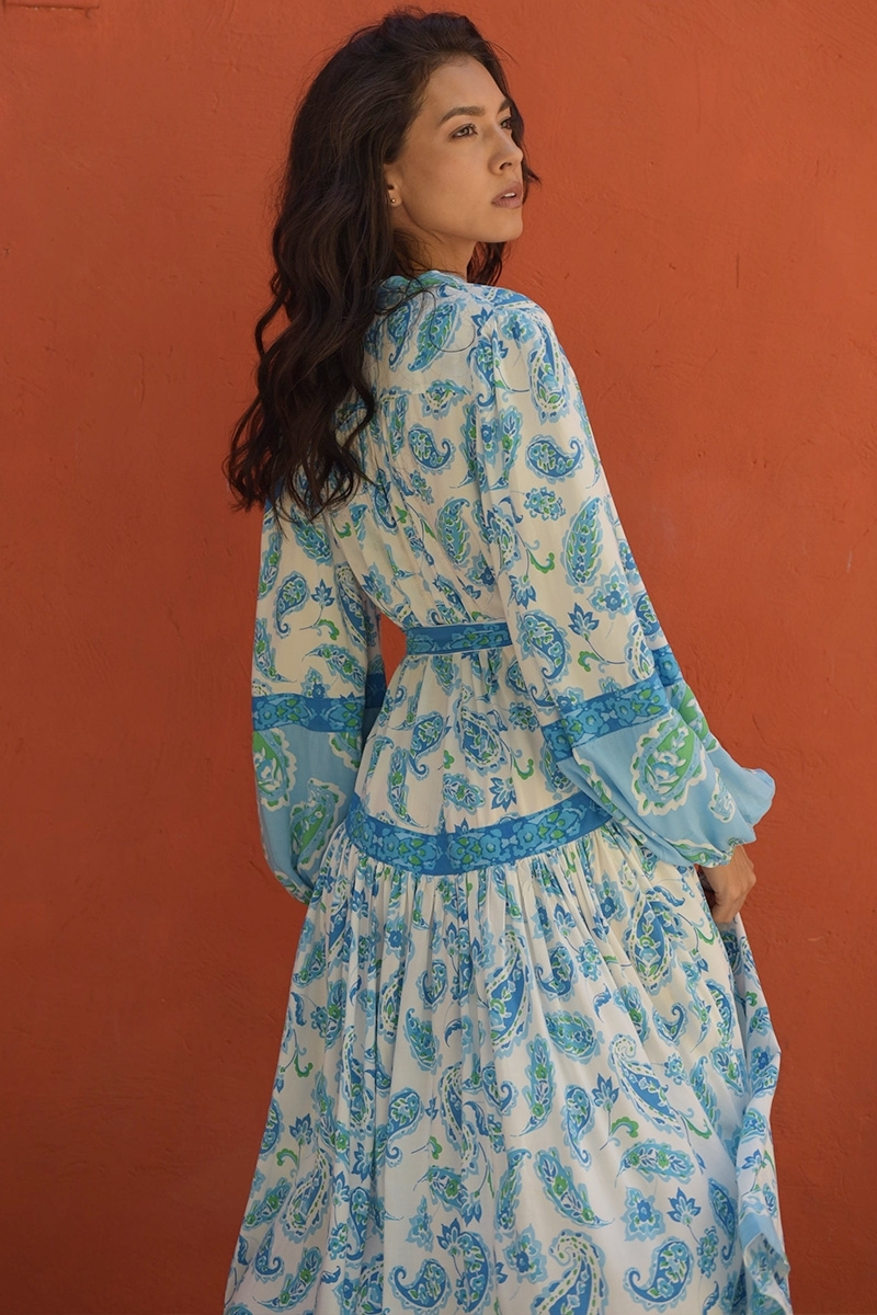 Vestido longo Malia - tons de azul - estampa paisley - punhos fechados - mangas longas - Miss June Paris - 4