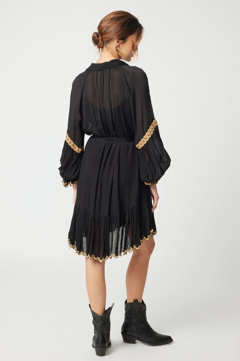 Vestido curto Eleonora - preto - bordado dourado - mangas longas - Miss June Paris - 4