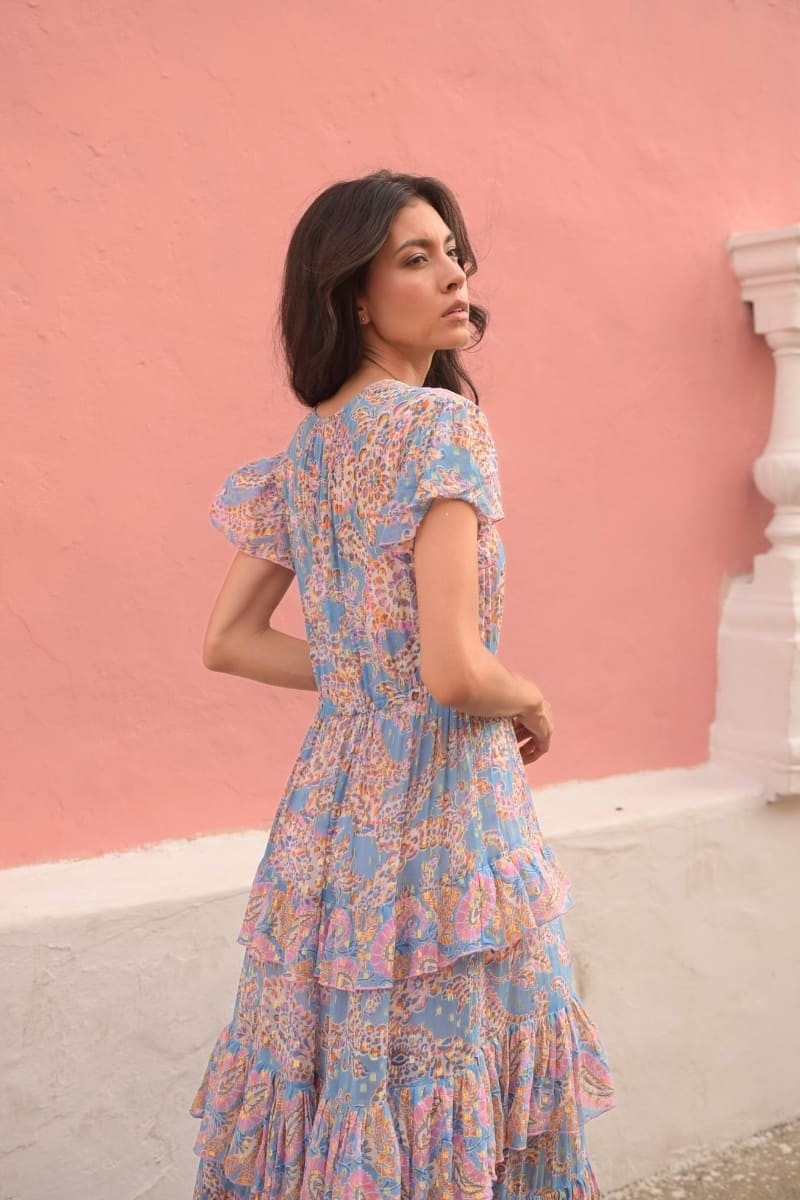 Vestido longo Anakarina - cor azul - motivos em rosa e dourado - drapeado fluido - babados delicados - Miss June Paris - 4