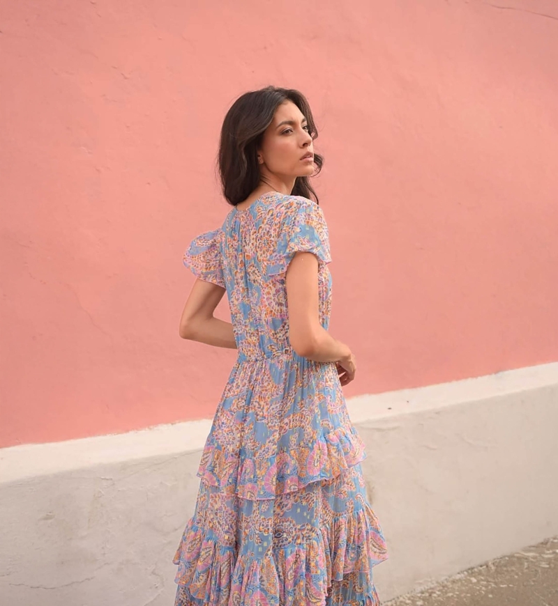 Vestido longo Anakarina - cor azul - motivos em rosa e dourado - drapeado fluido - babados delicados - Miss June Paris - 4