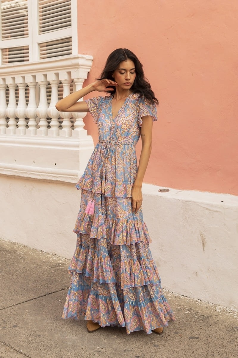 Vestido longo Anakarina - cor azul - motivos em rosa e dourado - drapeado fluido - babados delicados - Miss June Paris - 1