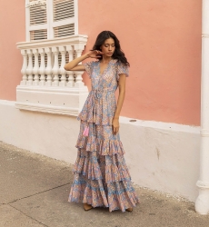 Vestido longo Anakarina - cor azul - motivos em rosa e dourado - drapeado fluido - babados delicados - Miss June Paris - 1