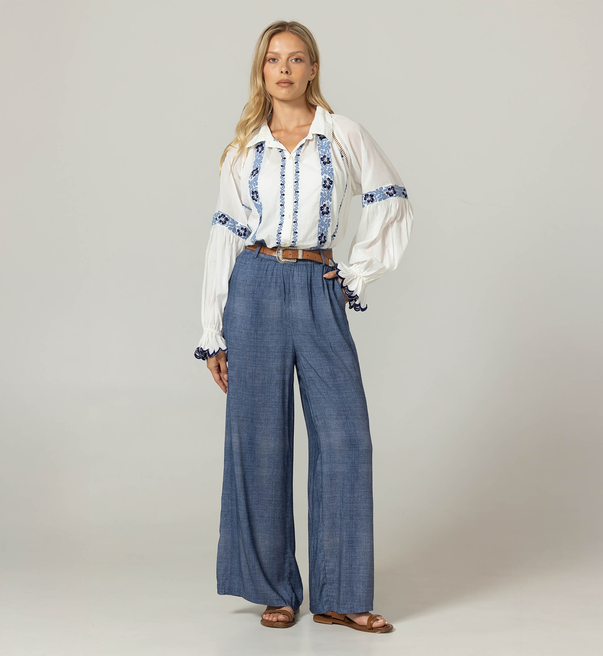 Calça Sola - tecido fluido com efeito denim - cintura elástica - Miss June Paris - 3