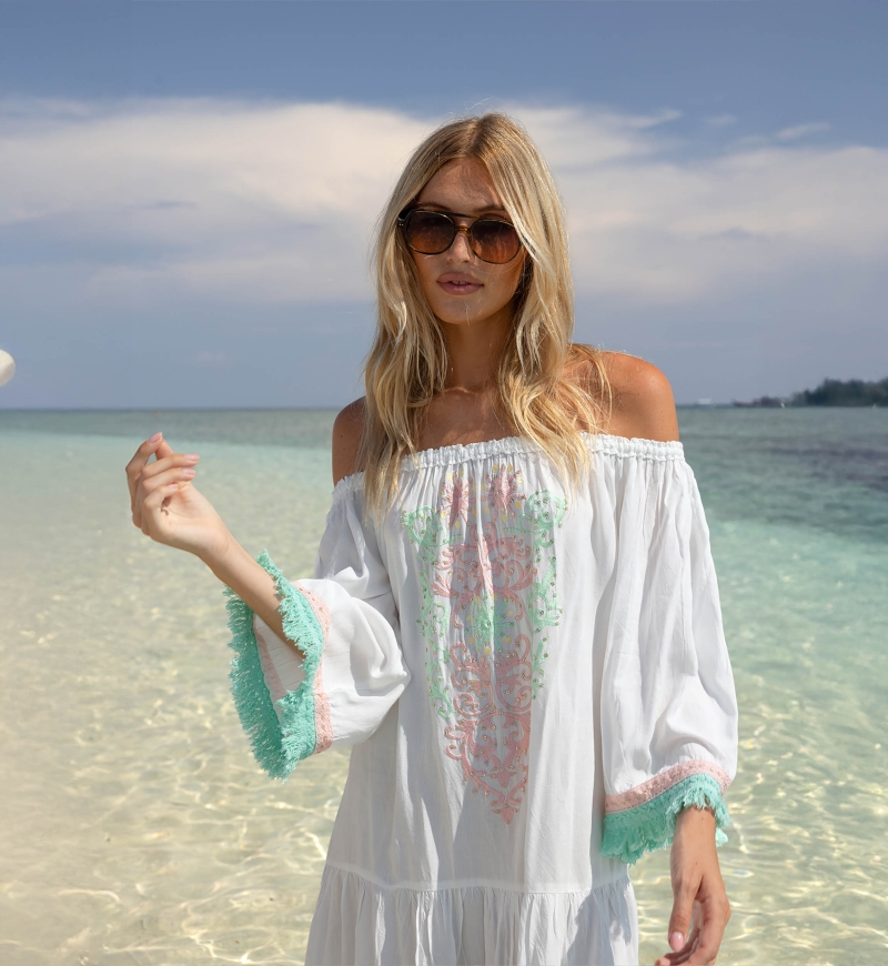 Vestido Curto Azra: branco- peitoral bordado - ombros à mostra - 100% Modal - franjas de algodão - Miss June Paris - 2