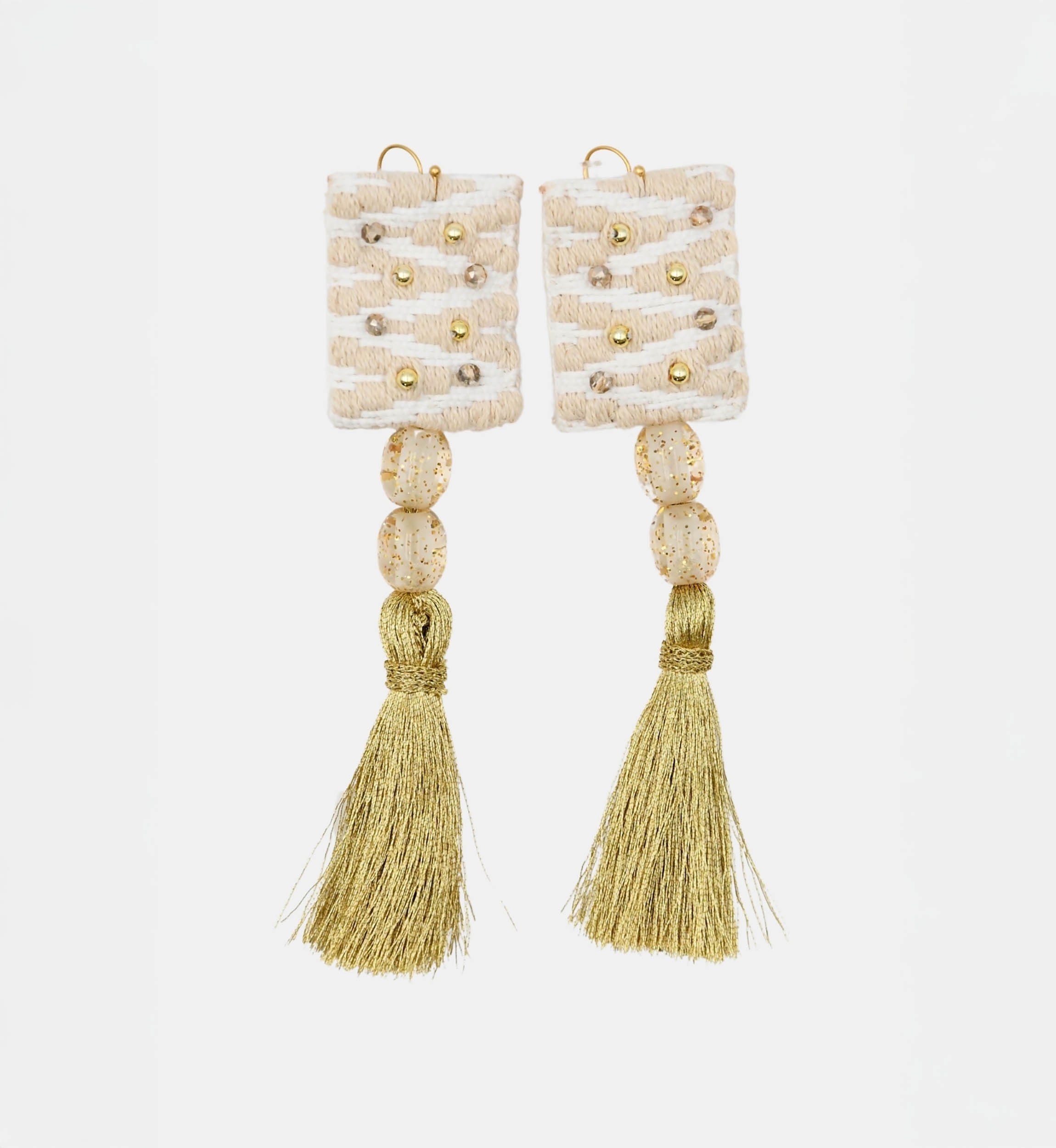 Brincos pendentes Rococo – branco/dourado – boho chic refinado – Miss June Paris – 3