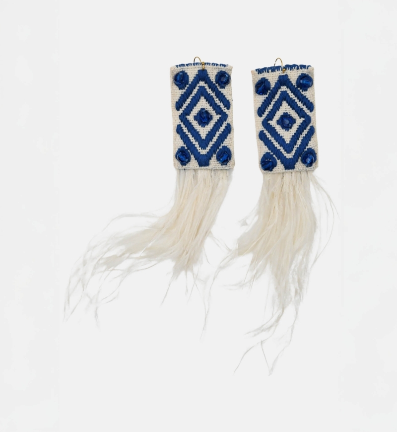 Brincos pendentes Flamingo – branco/azul – penas de avestruz – estilo boho chic – Miss June Paris – 1
5