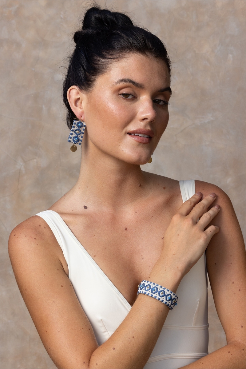 Brazalete tipo manilla Riviera – Blanco/Azul – Motivos geométricos – Cuentas doradas – Miss June Paris – 2