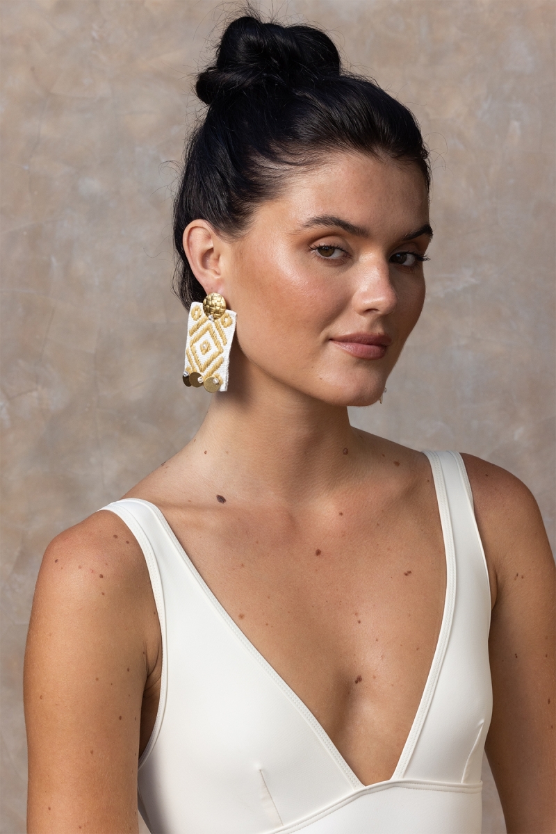 Pendientes Blusing – motivos dorados y blancos – estilo bohemio chic – Miss June Paris – 1