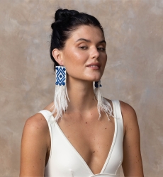 Pendientes colgantes Flamingo – blanco/azul – plumas avestruz – estilo bohemio – Miss June Paris – 1