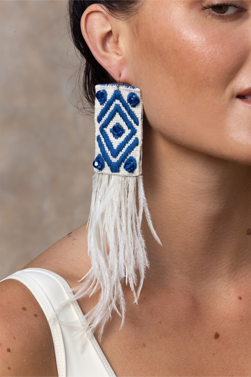 Brincos pendentes Flamingo – branco/azul – penas de avestruz – estilo boho chic – Miss June Paris – 1
2