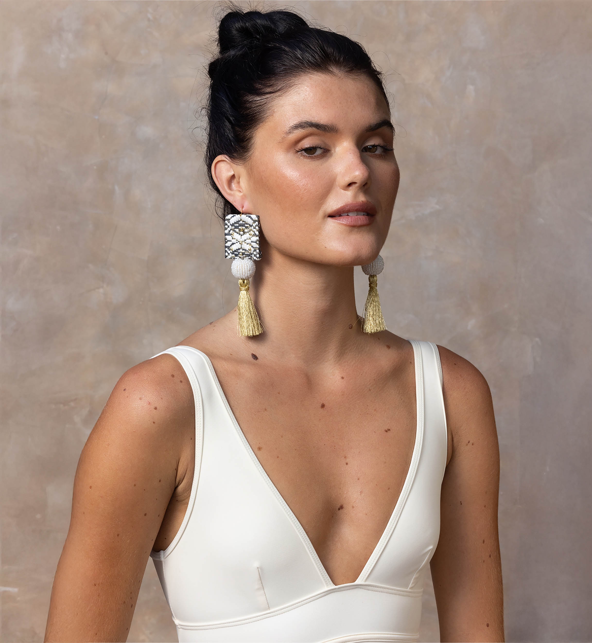 Pendientes colgantes Java – blanco/negro/dorado – hilos de lurex – estilo bohemio – Miss June Paris – 1