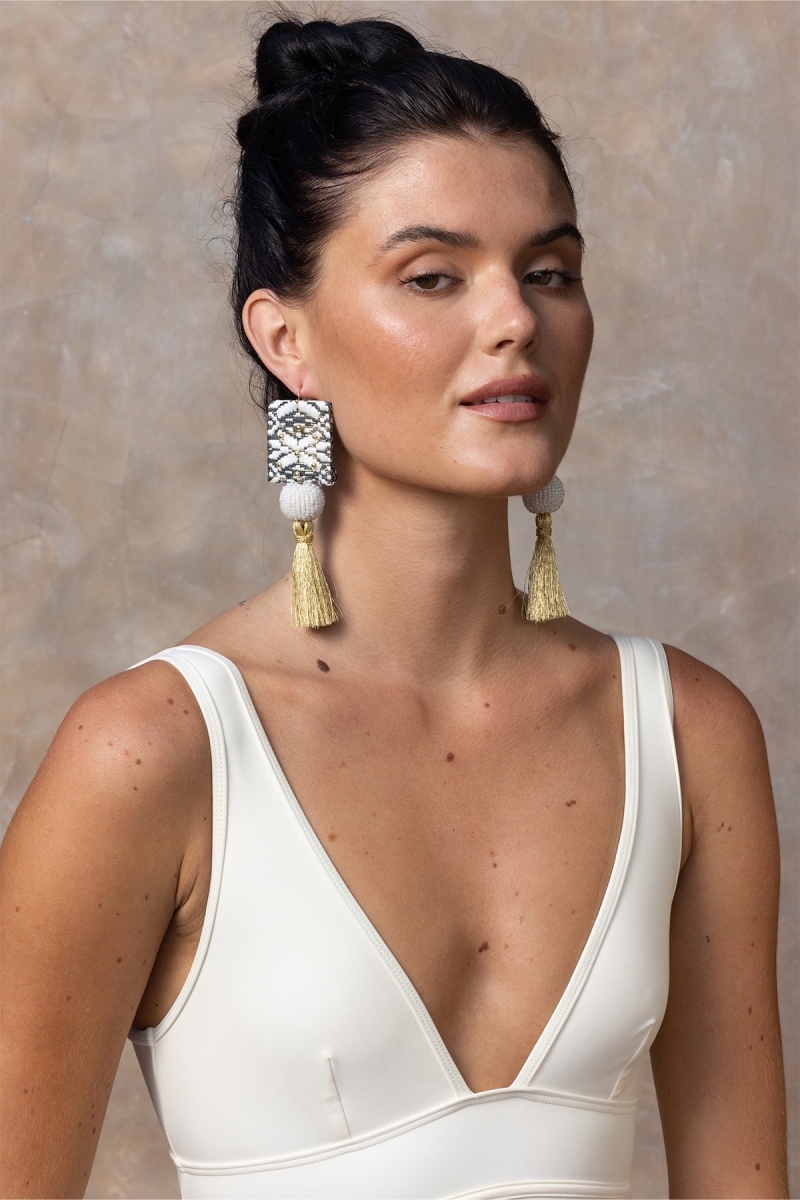 Java Drop Earrings – white/black/gold – lurex threads – bohemian look – Miss June Paris – 1