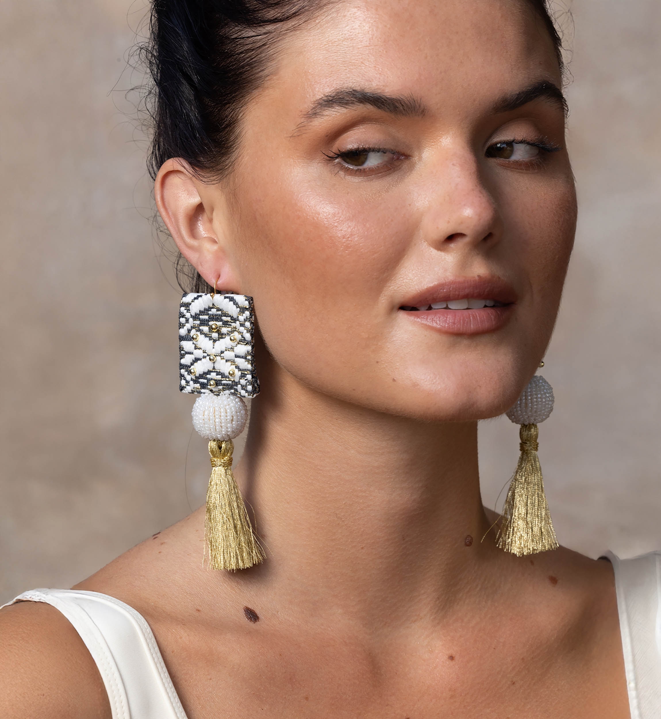 Orecchini pendenti Java – bianco/nero/oro – fili lurex – look boho – Miss June Paris – 2