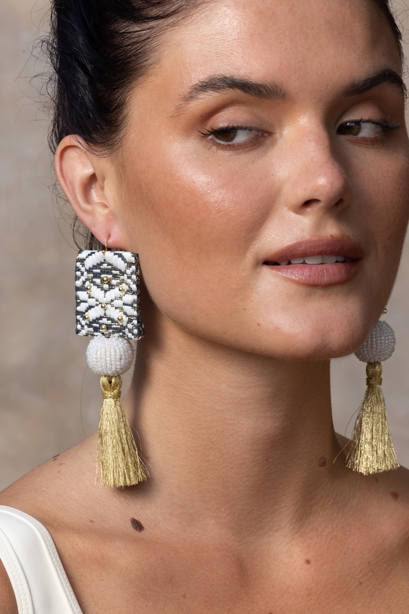 Java Drop Earrings – white/black/gold – lurex threads – bohemian look – Miss June Paris – 2