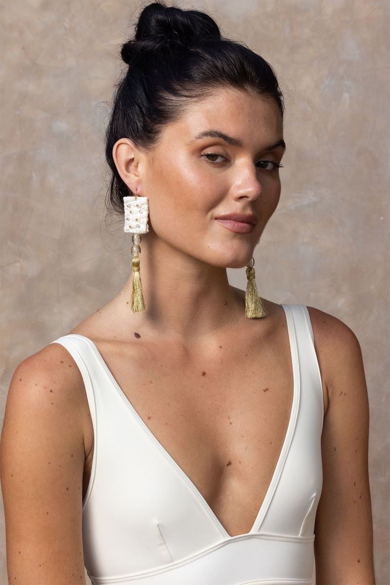 Brincos pendentes Rococo – branco/dourado – boho chic refinado – Miss June Paris – 1