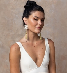 Pendientes colgantes Rococo – blanco/dorado – bohemio chic refinado – Miss June Paris – 1