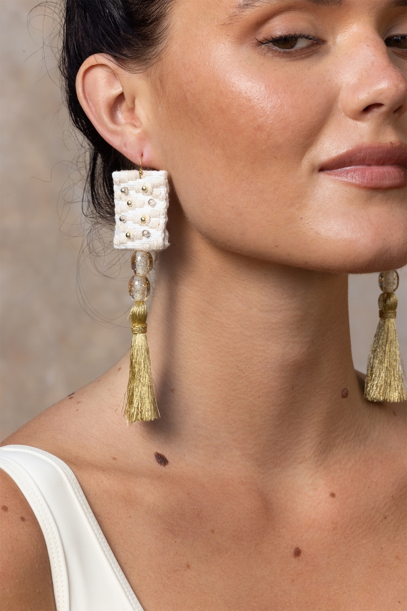 Brincos pendentes Rococo – branco/dourado – boho chic refinado – Miss June Paris – 2