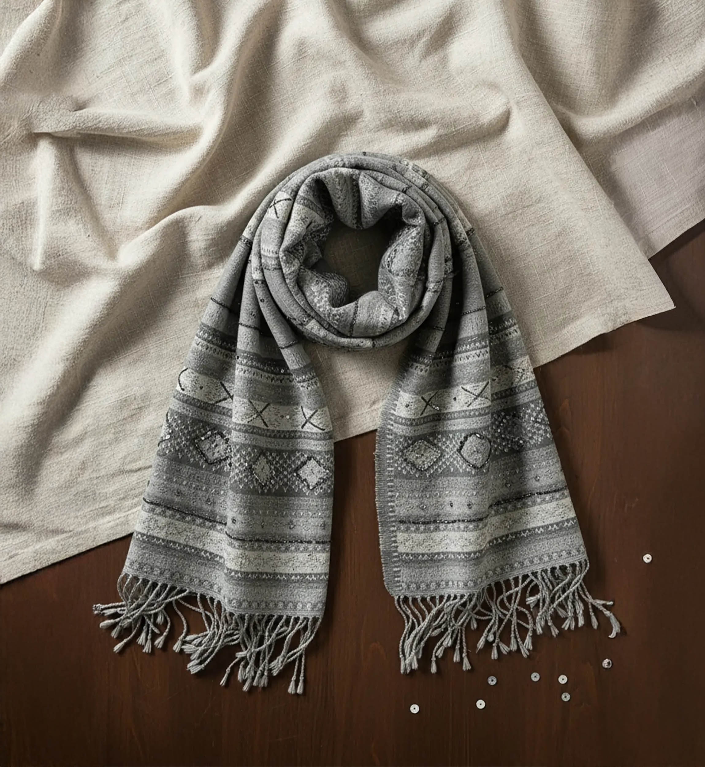 Miss June Paris, Kendra Scarf
