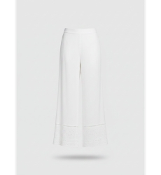 Set blanco dos piezas: top cuello cuadrado con tirantes anudados y pantalón palazzo bordado, tejido ligero.