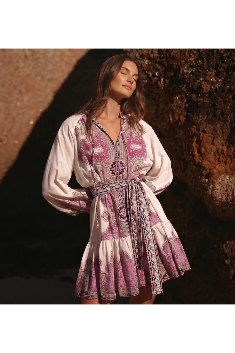 Vestido Curto Isabella Paisley Rosa - Mangas Compridas Boémio Chique | Miss June Paris