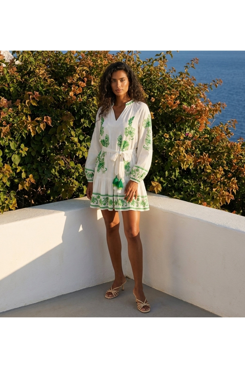 Minivestido branco de manga comprida com bordado floral verde, decote em V, cintura amarrada com borlas e saia em camadas, tecid
