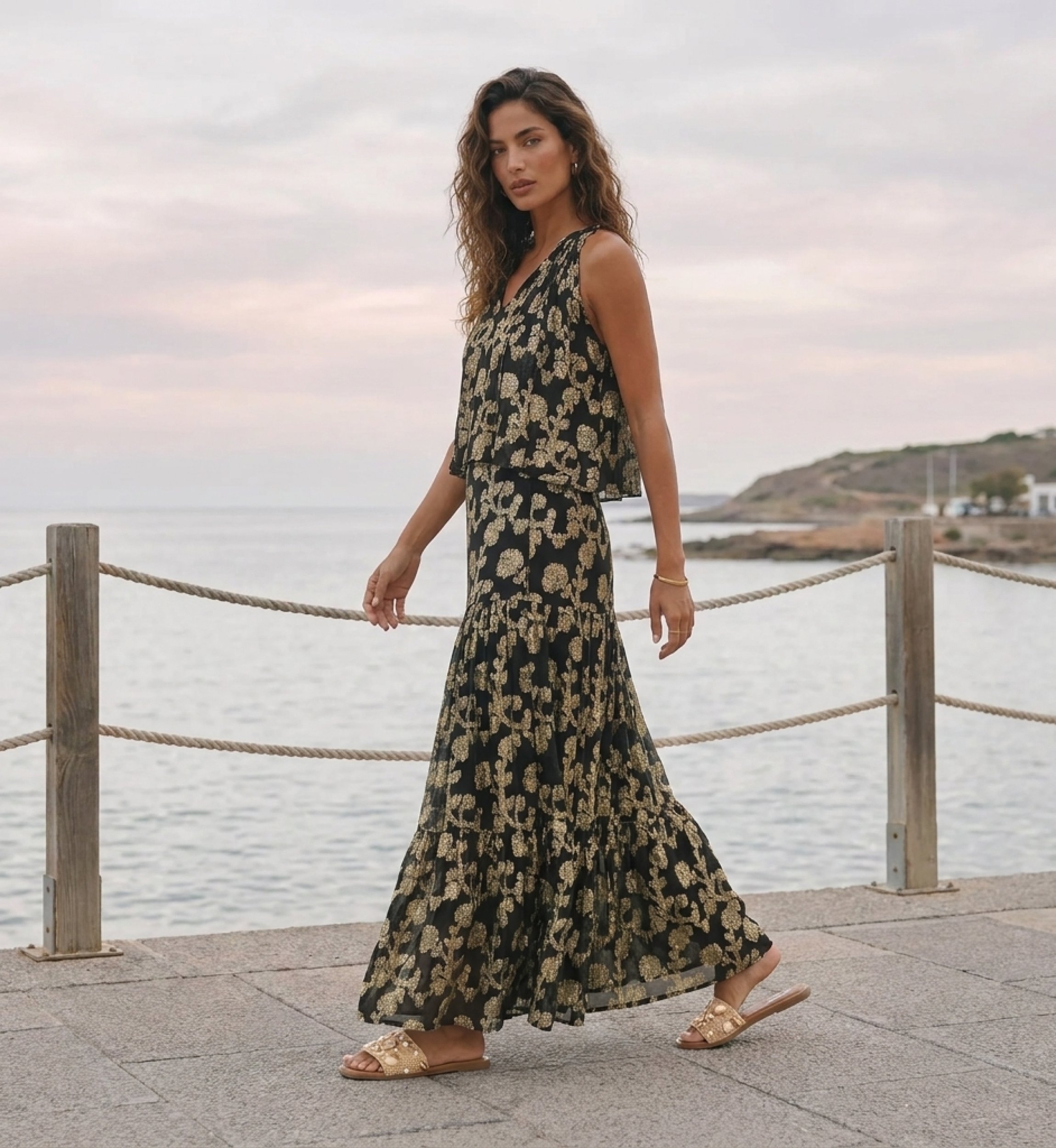 Vista frontal de um elegante conjunto de duas peças feminino, um coordenado versátil e moderno.