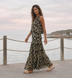Vista frontal de um elegante conjunto de duas peças feminino, um coordenado versátil e moderno.