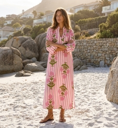 Vestido túnica joelho, listras verticais rosa, branco e bege, bordados florais, gola mandarim e decote V.
