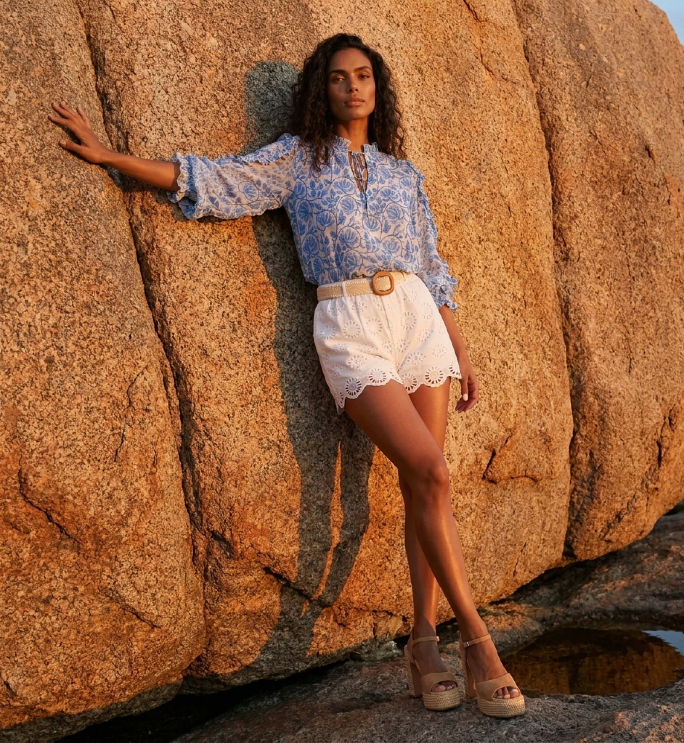 Blusa fluida com estampa pôr do sol âmbar, tons quentes laranja e amarelo, elegante top feminino.