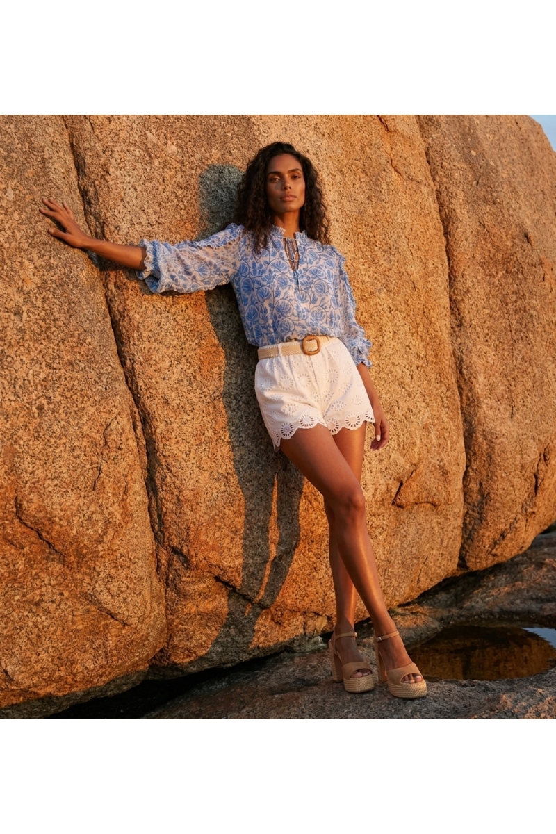 Blusa fluida com estampa pôr do sol âmbar, tons quentes laranja e amarelo, elegante top feminino.